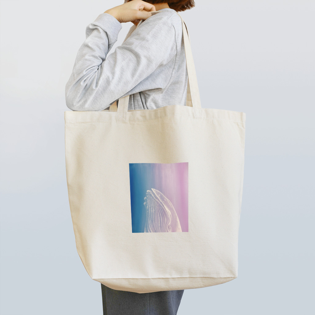 kuruminmiのWhite Whale Tote Bag