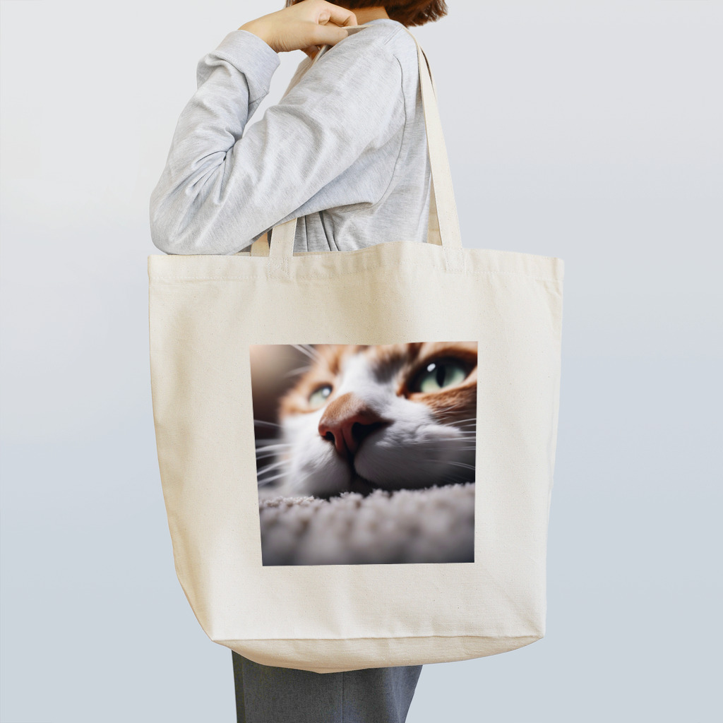 feliceのカーペットでごろんとする猫 Tote Bag