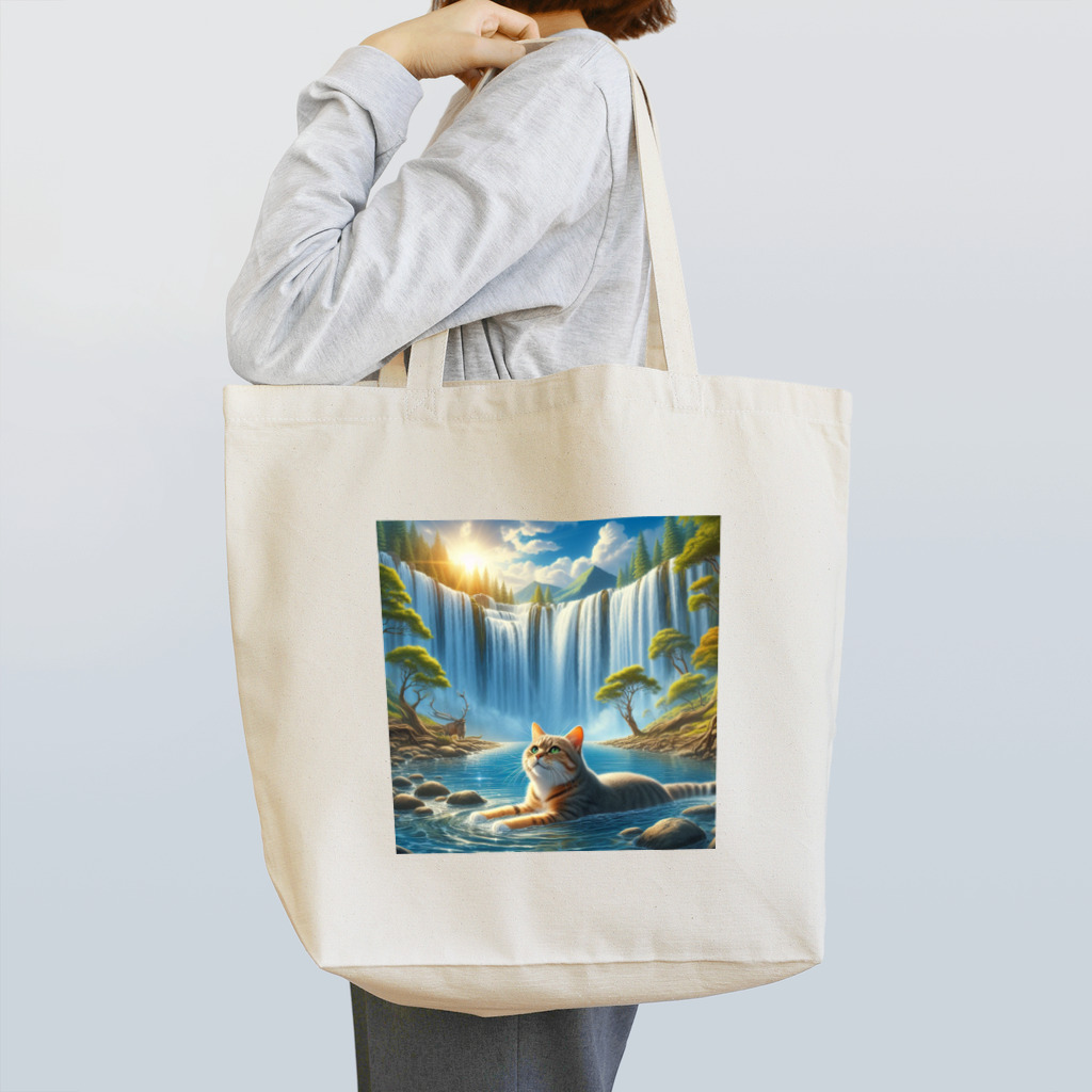 ニャーちゃんショップの大瀑布の前で涼んでいる猫 Tote Bag