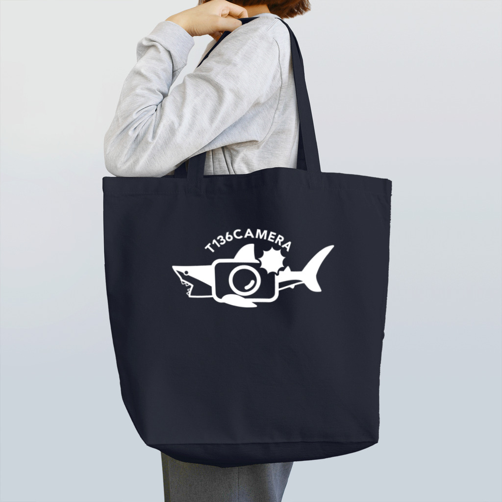 さかたようこ / サメ画家の〈単136会〉T136SAME―白ロゴ Tote Bag