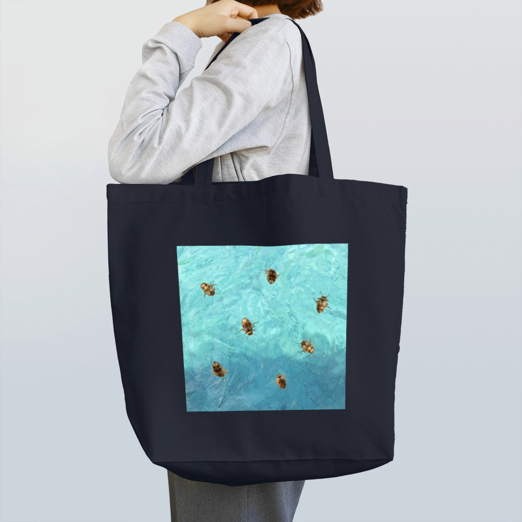 L_arctoaの海を泳ぐチャイロチビゲンゴロウ Tote Bag