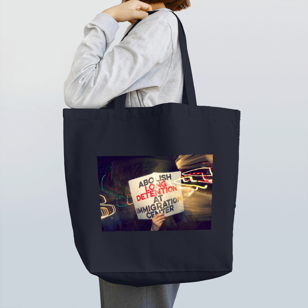 秋山理央の入国管理センターでの長期収容を廃止せよ Tote Bag