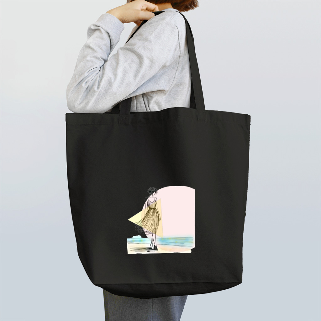 Kura88の海岸を歩く女性 Tote Bag