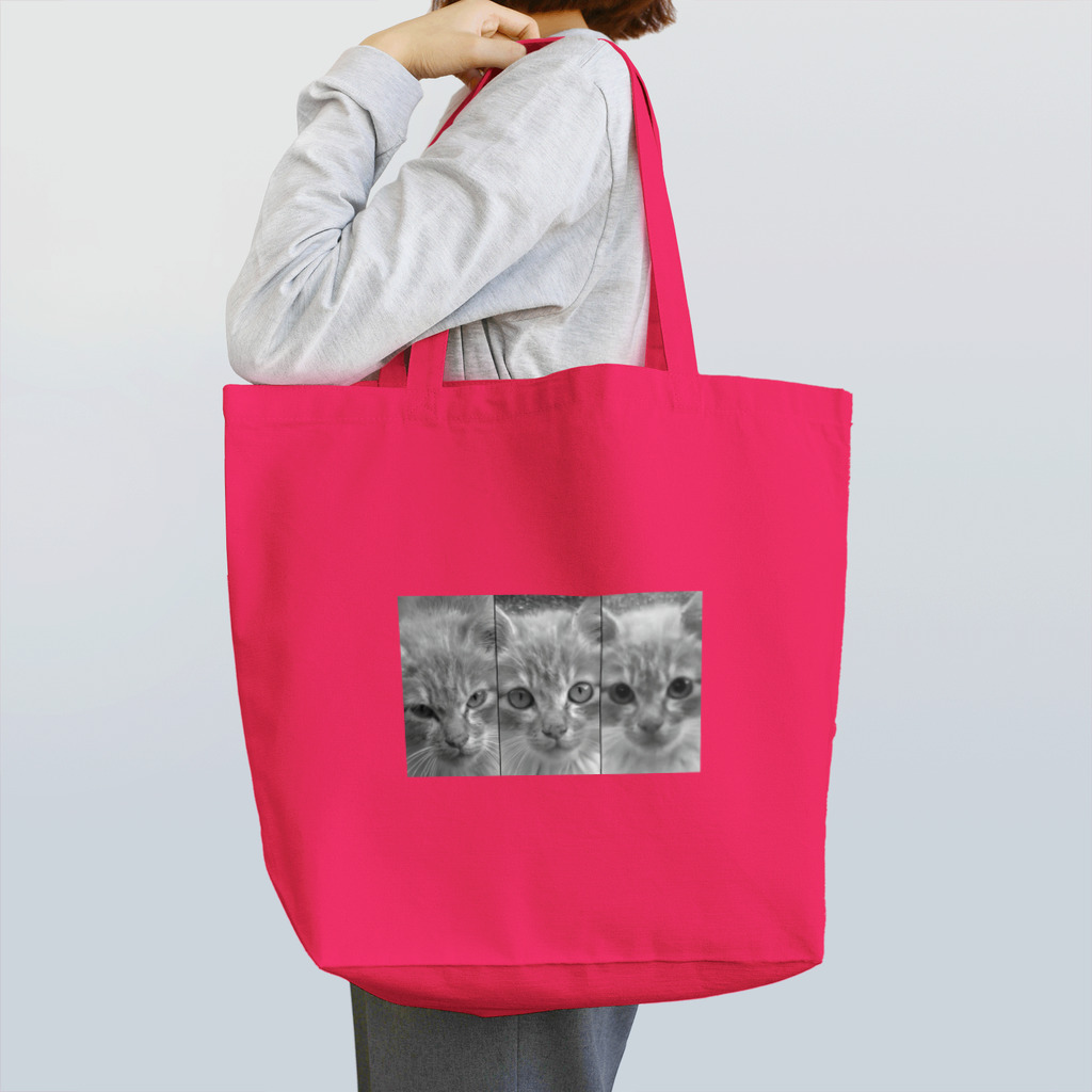 壁かべSHOP・SUZURI店の野良だった子猫さんファーストコンタクトモノクロ Tote Bag