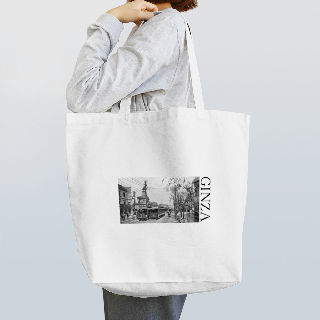 ヴィンテージ鉄道写真グッズの店の東京の風景 銀座 路面電車と、服部時計店 （モノクロフォト） Tote Bag