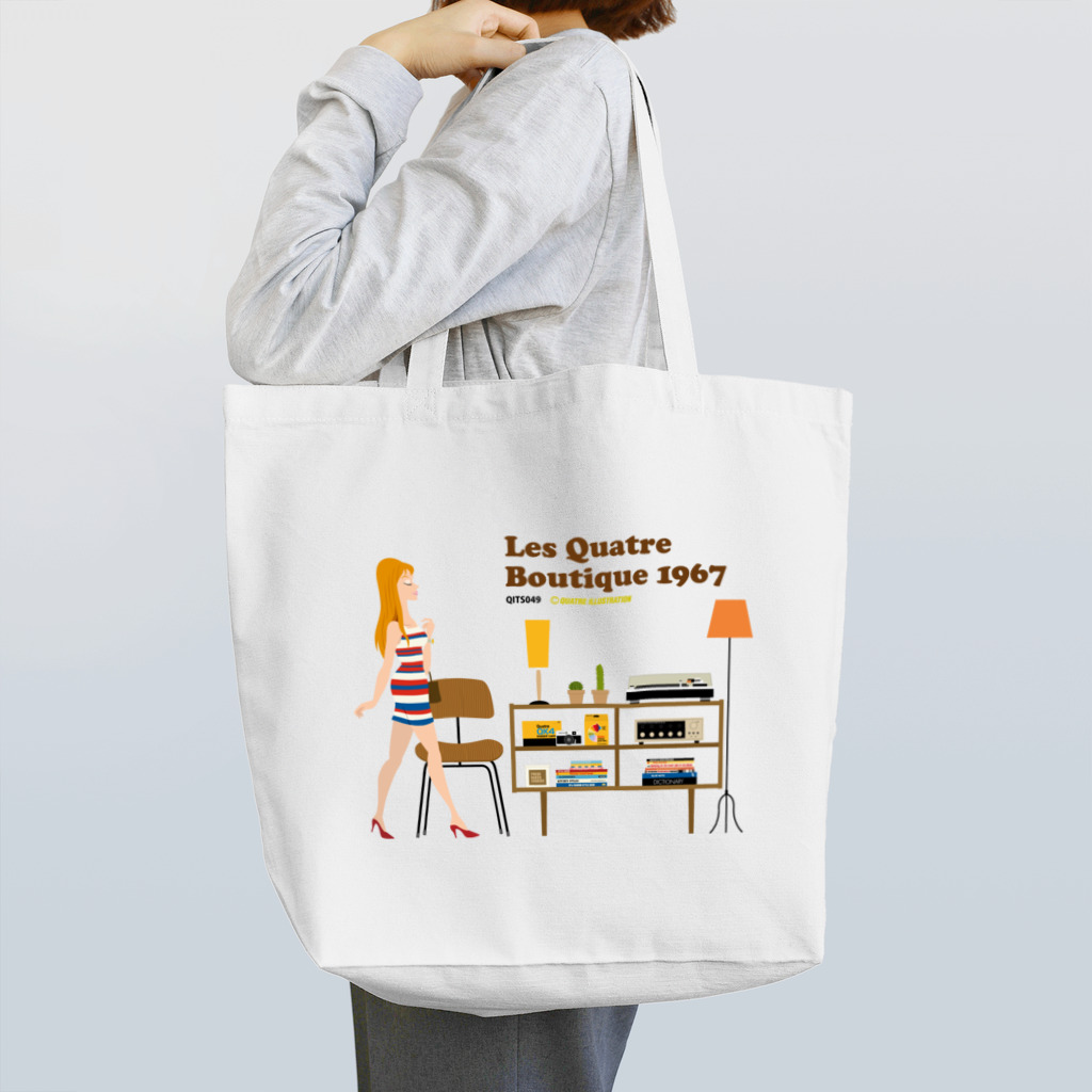 Quatre IllustrationのLQB1967_07_雑貨と女性 Tote Bag