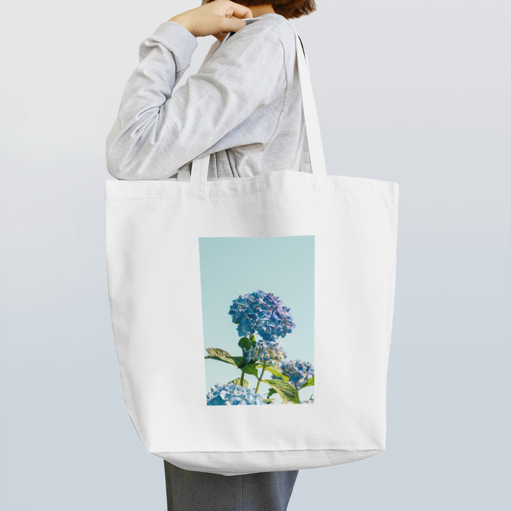 朝の庭の紫陽花 Tote Bag