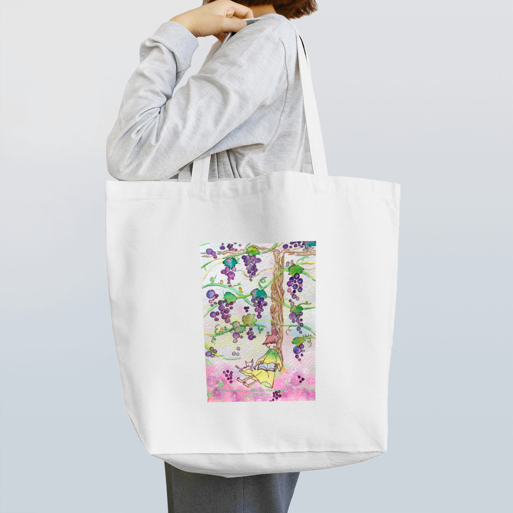 Chieのイラストのぶどうの木の下 Tote Bag