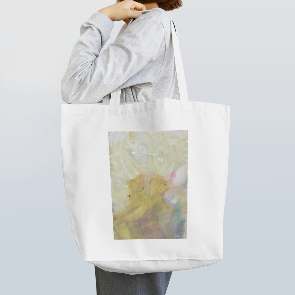 小さな野原のDecomposition of photo by soil(White Flower) Tote Bag