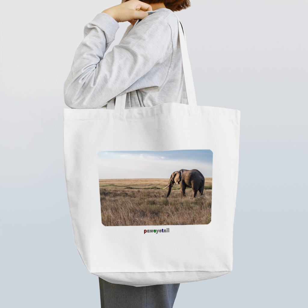 paweyetailの大草原の大きなゾウ Tote Bag