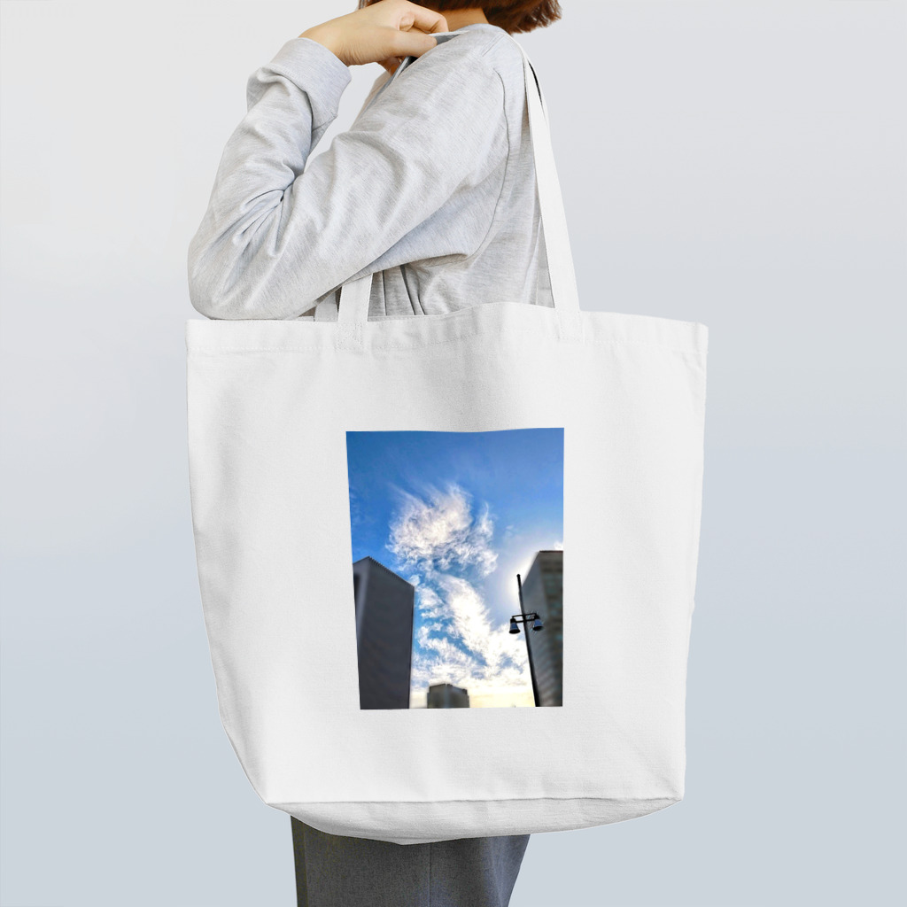 錆猫の館のビルの谷間の龍神雲 Tote Bag