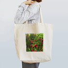 BAMBINERDSの Heart under flowers 赤い花 Tote Bag