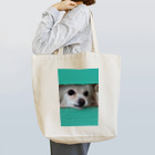 フリー素材おきなわグッズショップの隙間から顔を出す犬 Tote Bag