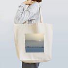 伊庭 匠の朝霧と満月 Tote Bag