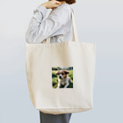 kokin0の草むらで斜めを見つめる犬 dog looking for the anywhere Tote Bag