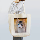 猫アートグッズのAdina Voicu 《Tabby cat with blue eyes》 Tote Bag