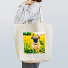 犬好きのしましまの水彩画の犬 花畑のパグのイラスト トートバッグ