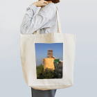 TRIP TRIPの金箔を貼る工事中のゴールデンロック ミャンマー Tote Bag