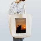 シッポ追いの猫写真店の夕暮れの道 Tote Bag