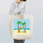 ハッピー・ラブラドールズのヤシの木の下でお昼寝するイエローラブラドール Tote Bag