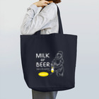 ビールとアート TM-3 Designの名画 × BEER（牛乳を注ぐ女・牛乳かビールか、それが問題だ。）白線画 Tote Bag