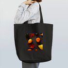kana design productsの秋やハロウィンの活動に最適　黒背景が際立つ漆喰ボードにパンプキンと落ち葉が施されたデザイン　油絵調 Tote Bag