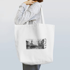 ヴィンテージ鉄道写真グッズの店の東京の風景 銀座 路面電車と、服部時計店 （モノクロフォト） トートバッグ